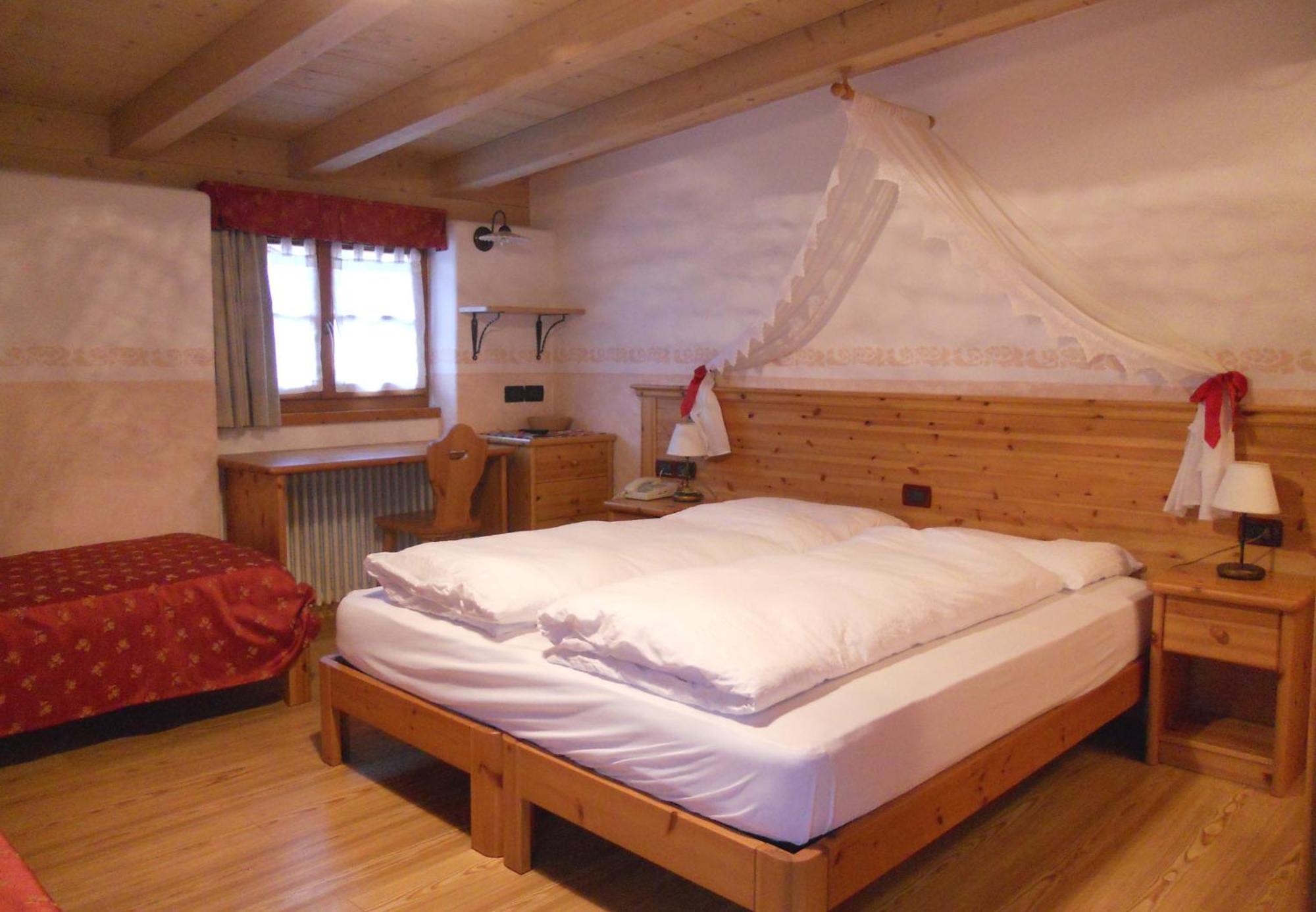 Hotel Garni Salvanel Cavalese Exteriör bild